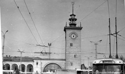 Прикрепленное изображение: Часы на жд вокзале Симферополя.jpg